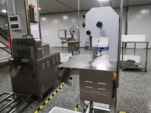 Instalación y calibración de equipos para el corte de carne de cerdo